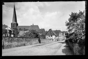 Schwerte. Straßenansicht mit Wohnhäusern und Kirche St. Viktor