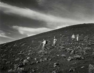 Wandergruppe am Lava-Hang des San Antonio