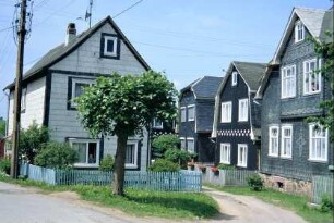Straßengabelung; Häuser mit Vorgärten