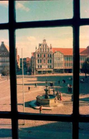 Lüneburg: Rathaus, Ausblick durch Fenster auf Marktplatz