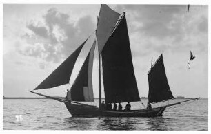 Zweimast-Segelschiff vor der Küste