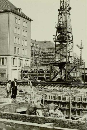 Baustelle Ernst-Thälmann-Straße : Dresden, Baustelle Ernst-Thälmann-Straße (Wilsdruffer Straße), östlich des Altmarktes mit Baukran