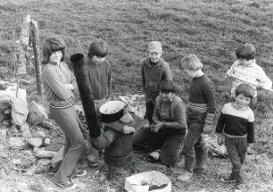 Hexenbrennen in Soritz : Gesellschaftliche Volkskultur - Frühling. Ort: Sowrjecy / Soritz. Hexenbrennen: Bewachen des Hexenhaufens als Kinderfest
