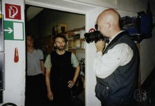 Dr. Michael Vogel, Leiter der Zweigbibliothek, wird interviewt