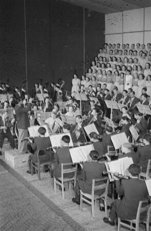 Nationales Kulturensemble der DDR : Blick auf die Bühne mit Chor und Orchester