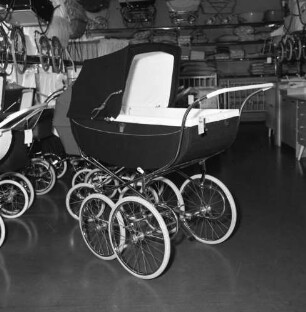 Kinderwagen der Marke Krone (hergestellt um 1960). Aufnahme in einem Fachgeschäft für Kinderwagen