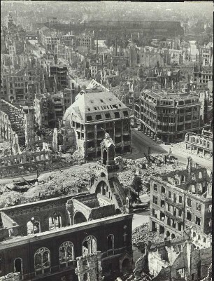 Dresden-Kreuzung Prager- und Ringstrasse 1945. Ein einziges Trümmerfeld im Herzen der Stadt. Zu erkennen sind noch die Reste des "Reka-Kaufhauses" (Mitte) und des Bekleidungshauses "Esders" (rechts daneben, Ecke Waisenhausstraße). Hinten der Hauptbahnhof