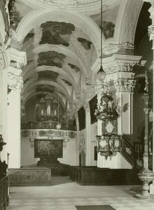 Nordböhmen, Doxan-Doksany b. Raudnitz a. d. Elbe: ehem. Prämonstratenserinnenkloster gegr. 1144, Kirche, Innenaufnahme. Blick vom Hochaltar durch Mittelschiff nach W mit Orgelempore, rechts Kanzel. Gewölbemalereien von Johann Hiebl.