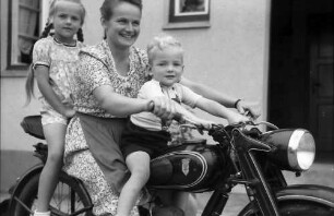 Nierswalde: Frau Friesen mit Kindern auf Motorrad