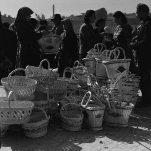 Korbwaren auf einem Wochenmarkt in Bulgarien