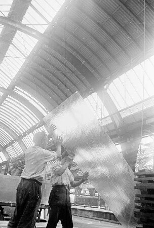 Bau der Decken für die Bahnsteighallen des Karlsruher Hauptbahnhofs.