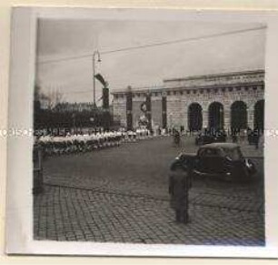 Wien, "Hitlerjugend" marschiert März 1938