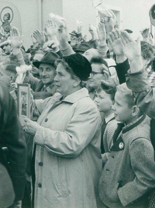 Im Lager Friedland. Die Bevölkerung grüßt die Heimkehrer