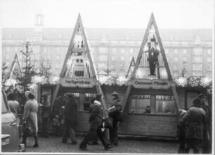 Dresden, Altmarkt. Striezelmarkt. Besucher vor Imbißständen