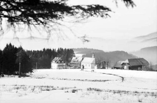 Thurner; St. Märgen: Thurnerwirtshaus mit Kapelle; Hintergrund Kandel
