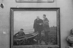 Ausstellung der Sowjetunion im Gebäude des Finanzministeriums der DDR am Werderschen Markt anlässlich der III. Weltfestspiele in Berlin : Gemälde mit Lenin und Josef Stalin