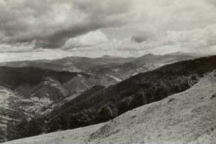 Petrosul (1784 m) südöstlich von Rahó (heute Rachiw / Ukraine). Blick vom Dumen (1391 m) nördlich von Rahó nach Südosten. Im Vordergrund links dasTal der Schwarzen Theiss, im Hintergrund von links nach rechts: der Stoh (1655 m), der Mihailecul (1920 m), der Petrosul (1784 m), der Pop Ivan (1940 m)