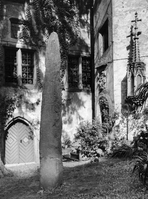 Miltenberg. Mildenburg (Kernbau 1201/1225; 1390/1515 erweitert). Burghof. Spätgotisches Sakramentshaus aus Nonnenwert am Treppenturm