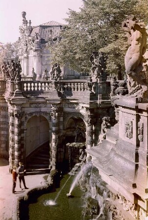 Dresden. Zwinger, Nymphenbadterrasse, Blick in das Nymphenbad mit Kaskade und Blick zum Wallpavillon