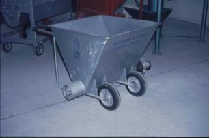 Fotografie: Fütterungstechnik, Futtervorlage, Kraftfutter, Futterwagen, Handarbeit