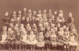 Foto einer gemischten Schulklasse