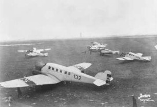 Verkehrsflugzeug-Geschwader, startbereit (Junkers, Dessau) : Technikgeschichte | Maschinenbau | Verkehrswesen | Luftfahrzeuge | Flugzeuge