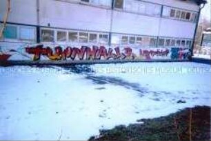Turnhalle mit Graffiti im Schnee (Altersgruppe 18-21)