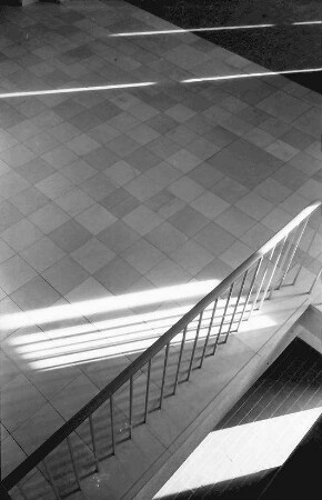 Freiburg: Handelsschule; Fliesen an der Treppe; Treppenhaus; Blick von oben hinunter