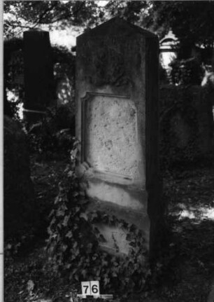 Grabstein 76 (Index: 100084964) Zustand: Schriftplatten entfernt Maße HxBxT: 0x0x0 cm Beschreibung: Obelisk, getreppt. Sockel, Schriftplatt. (Vorderseite), rechteckig(eingezog. Ecken) Symbolik: Blätterkranz: Grabstein 76