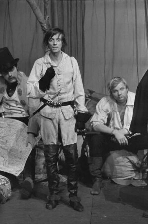 Szenenbilder aus "Die Räuber", Drama von Friedrich Schiller mit Musik von Tilo Müller-Medek (R: Manfred Karge und Matthias Langhoff; Dekor: Pieter Hein). Volksbühne Berlin, Premiere 10.02.1971 (legendäre DDR-Inszenierung) : Mit Hans Teuscher, Arno Wyzniewski, Günther Junghans, Heide Kipp, Gabriele Gysi, Klaus Mertens, Werner Tietze, Bodo Krämer, Dieter Montag, Carl-Hermann Risse, Michael Narloch, Berko Acker, Helmut Straßburger