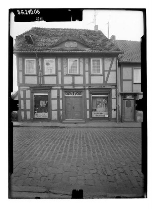 Grabow, Pferdemarkt 7. Wohnhaus mit Laden. Straßenfront