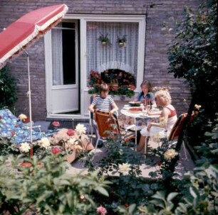 Hamburg. Familie beim Kaffeetrinken auf der Terrasse