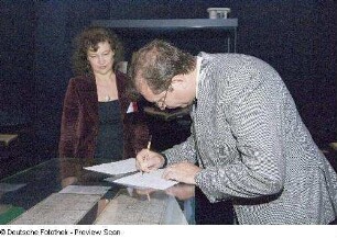 Abholung der Faksimile-Ausgabe der Maya-Handschrift durch Nelson Olivero, Gesandter der Botschaft Guatemalas in der BRD, Dr. Fernando Luis Andrade, stellvertretender Außenminister Guatemalas, und Botschafter Heinz Erich Richter de León. Dr. Fernando Luis Andrade unterschreibt das Übergabeprotokoll