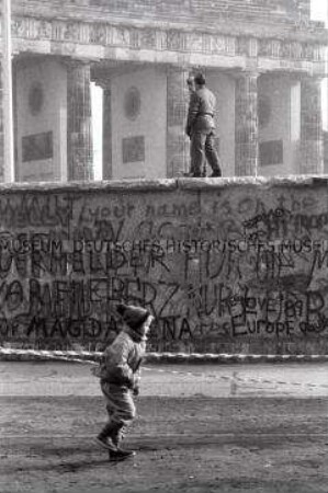 Kind vor der Mauer am Brandenburger Tor