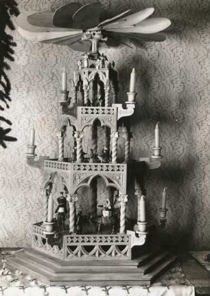 Moderne Pyramide im gotischen Stil, 1936
