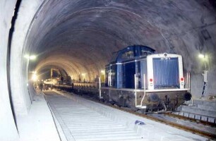 Stuttgart Vaihingen S-Bahn-Tunnel Lok 212 136 Verladung Betonschwellen Bauarbeiter