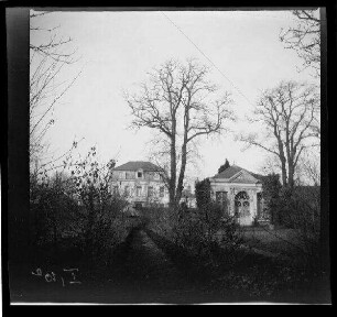 Phalempin (Dep. Nord, Frankreich): Villa und Gartenpavillon der "Feldintendantur", im Vordergrund eingehegter Ziergarten mit Weg (Distanzaufnahme)
