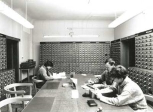 Dresden-Neustadt, Marienallee 12. Sächsische Landesbibliothek. Benutzer bei der Arbeit am Fachkatalog
