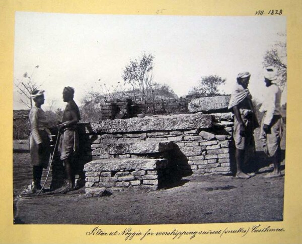 Autel à Noogie pour la vénération des saints (serpents), cachemire