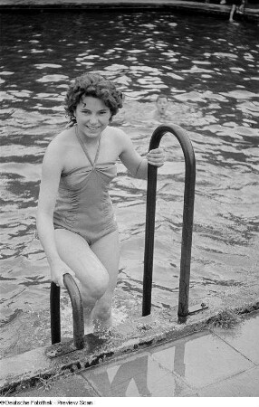 Porträt einer Frau im Freibad