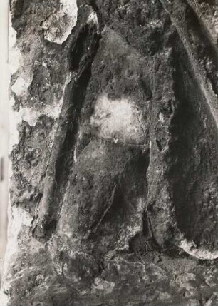Brüstungsrelief (Sandstein) am Großen Wendelstein (1. Obergeschoss), Detail aus dem Reliefband (Potiphars Weib reißt Joseph den Mantel ab: rechtes Bein der Frau). Albrechtsburg, Meißen