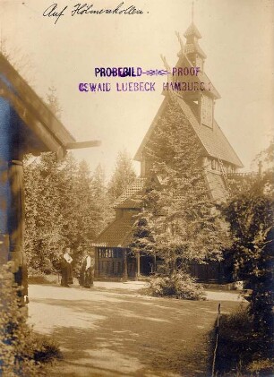 Norwegen: Auf Holmenkollen. Zwei einheimische Frauen vor Stabkirche auf Holmenkollen
