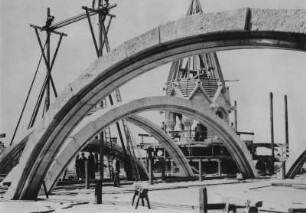 Dresden-Neustadt. Bau der Garnisonkirche 1895-1900. Einlage im Turmknopf. Große Gurtbögen der evangelischen Kirche und südwestlich Treppenturm)
