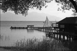 Seebruck: Landungssteg mit Bootshaus