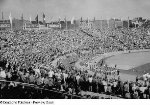 Einmarsch von Sportlern in das Walter-Ulbricht-Stadion