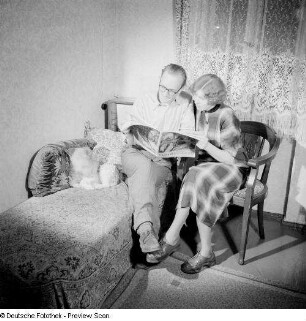 Renate Rössing mit Freund beim Lesen der Zeitschrift "Eulenspiegel"