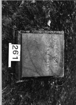 Grabstein 261 (Index: 100091664) Material: Granit Zustand: gut Maße HxBxT: 52x62x48 cm Beschreibung: rechteckiger Kissenstein mit aufgesetzter Schriftplatte: Grabstein 261