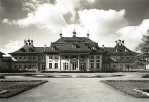 Dresden-Pillnitz. Schloß Pillnitz. Ansicht des Wasserpalais von der Hofseite (1720 beg. von M. D. Pöppelmann)