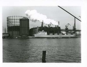 Hamburg. Blick auf das Gaswerk Grasbrook vom Hafen aus. Links der Gasometer, der 1984 endgültig abgerisssen wurde