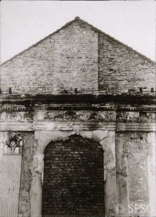 Berlin, Schloss Charlottenburg, Neuer Flügel, Speisesaal (Weißer Saal), R. 362, Westwand, Kriegsschaden.